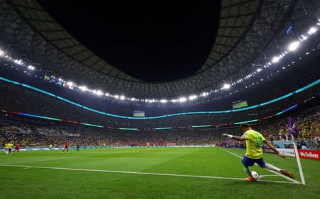 Neymar swings in the corner.
