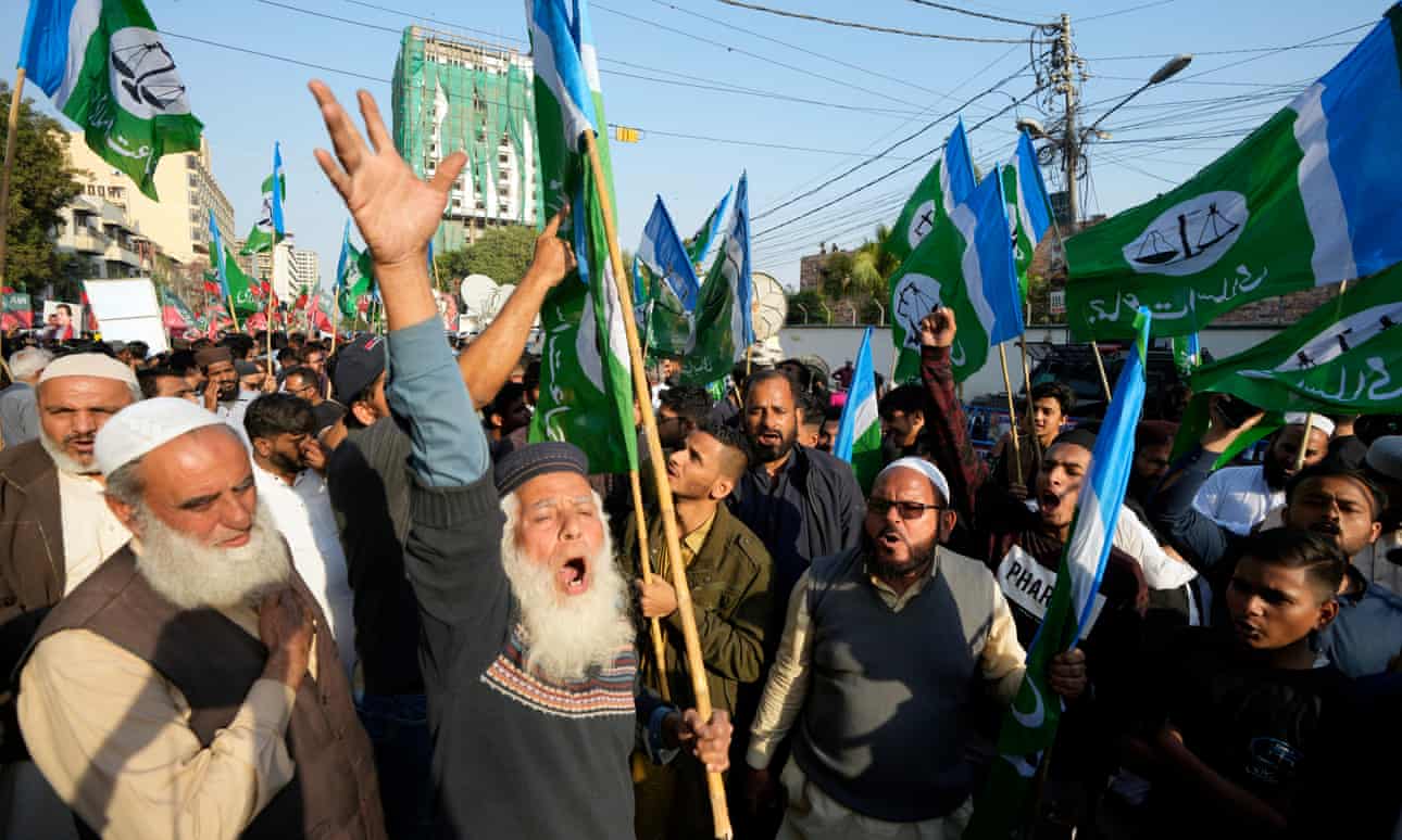 El jefe del ejército de Pakistán llama a la unidad ya que las elecciones no producen un claro ganador.