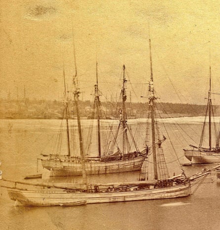 Ky imazh i siguruar nga John S. Rochon tregon skunën Trinidad duke dimëruar në Sarnia, Ontario, në 1873.