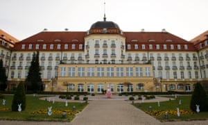 New World Trend Sport News - A pink Easter bunny statue wearing a protective mask is seen in front of the Grand Hote in Sopot, Poland