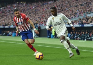 Vinicius Junior is chased by Jose Giménez.