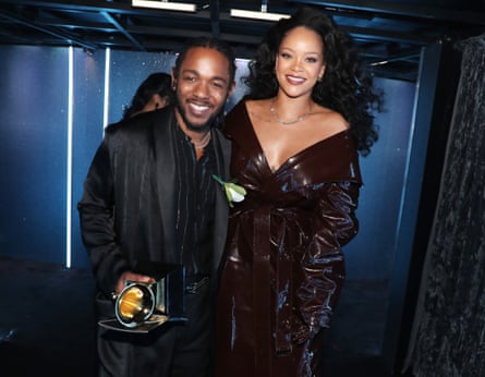 Kendrick Lamar with white rose, Grammy and Rihanna.