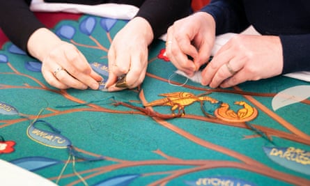Des brodeuses au travail sur une partie de l'écran de la Royal School of Needlework du palais de Hampton Court en mars.