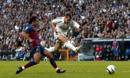 Michael Owen fires home against Barcelona – one of 16 goals he scored in his season at Real Madrid.