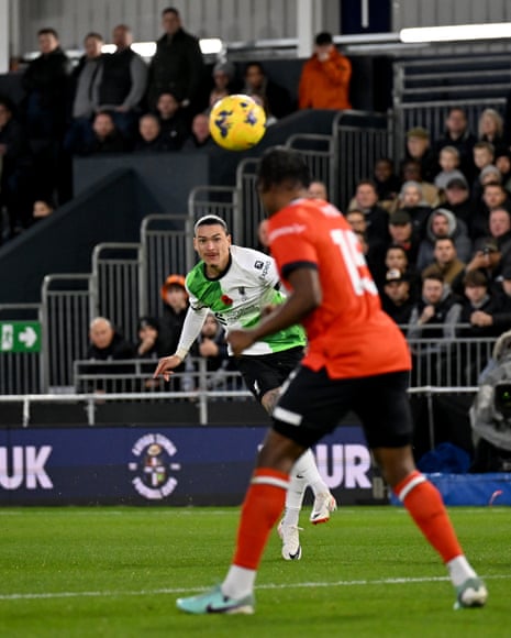 Liverpoollu Darwin Nunez yaklaşıyor.