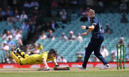 Steve Smith revient dans son pli lors d'un coup de 94 au SCG.