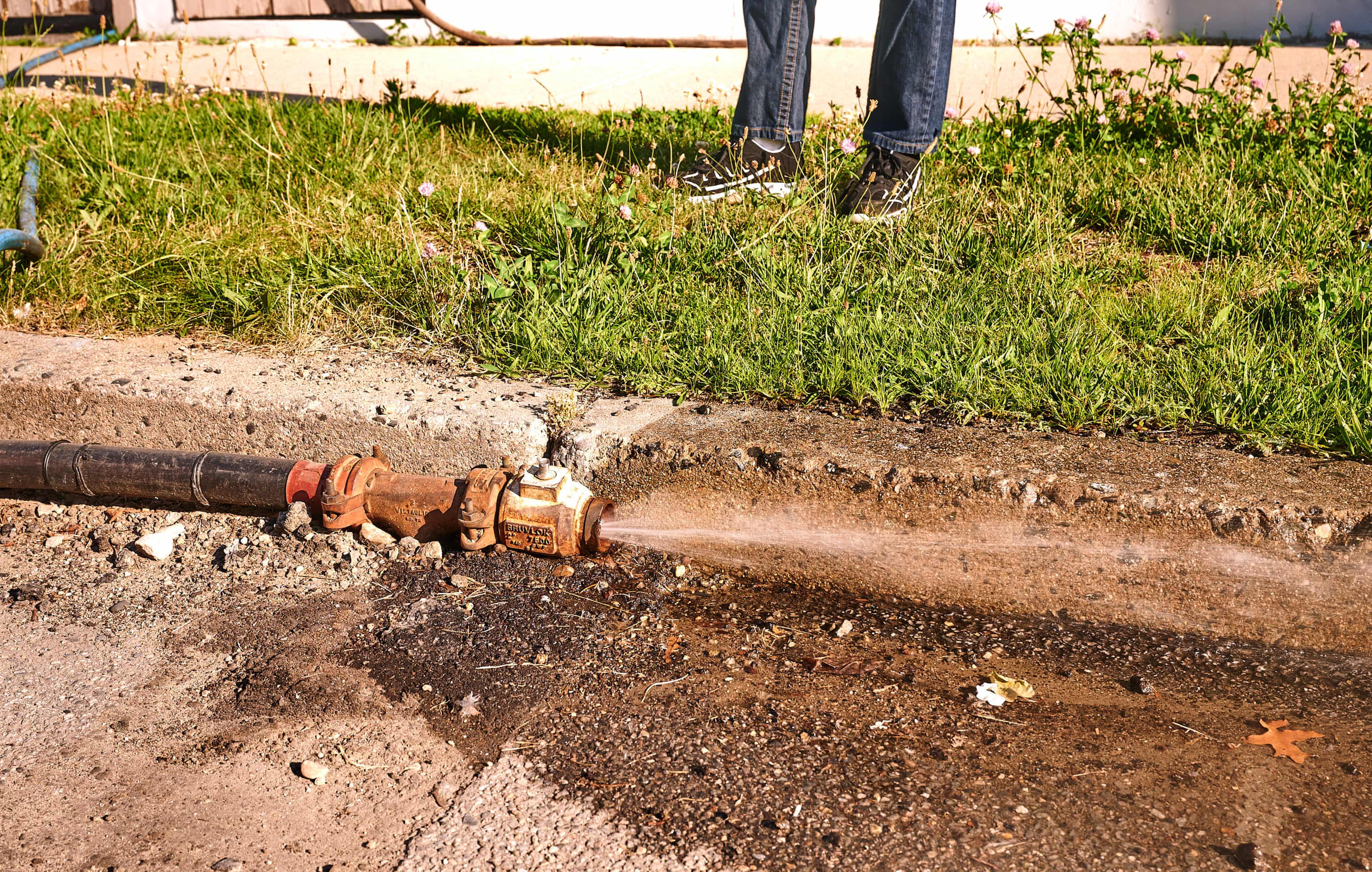 US cities refusing to replace toxic lead water pipes unless residents pay (theguardian.com)
