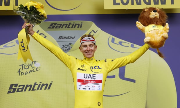 Tadej Poujacar mengenakan jersey kuning untuk pertama kalinya di Tour de France 2022