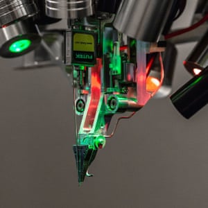 A sewing machine-like robot that inserts electrodes into the brain, under development by Neuralink.