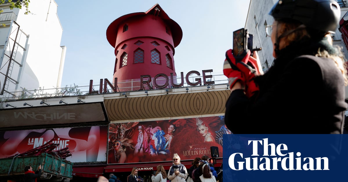 Moulin Rouge windmill blades collapse in Paris