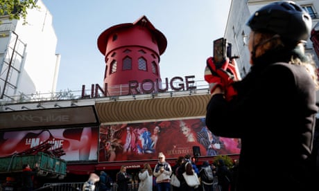 Moulin Rouge windmill blades collapse in Paris