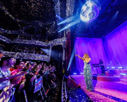 Hilary Duff singing live in front of a large crowd