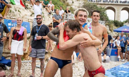 Nikita Fedotov and Gary Hunt hug on the first day of competition at Polignano a Mare.