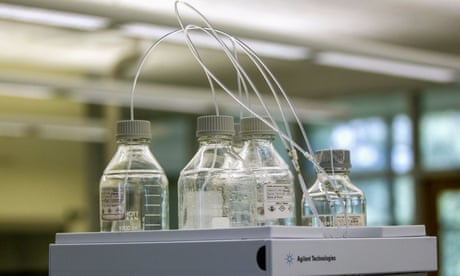 Equipamento usado para testar PFAS em água potável.