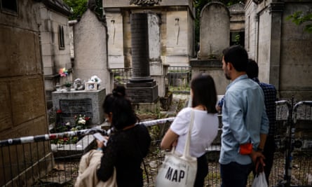 Les visiteurs regardent la tombe du chanteur et compositeur américain Jim Morrison.