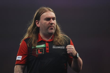 Ryan Searle goes two sets-up on Jonny Clayton.