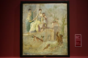 Decorative and functional objects are also depicted in the frescoes exhibited, with artistic representations of tricliniums (a Roman couch extending around three sides of a table), oil lamps, jugs and vases in conversation with the preserved ancient artefacts on display.