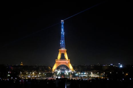 The Eiffel Tower lit up in the colors of the Ukrainian flag in Paris, on the eve of a summit with the ‘coalition of the willing’.