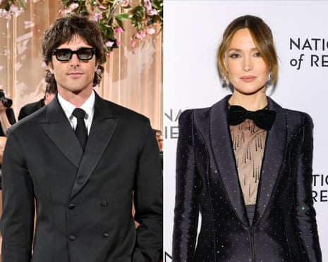 Veicoli ibridi ed elettrici in mostra al una concessionaria di automobili