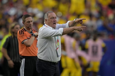 Dick Advocaat gestures