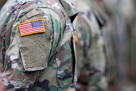 Soldaten in Militäruniformen