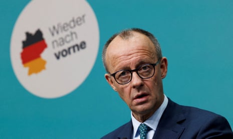 O líder do Partido da União Democrata da Alemanha, Friedrich Merz, falando uma conferência de imprensa em Berlim na segunda -feira.