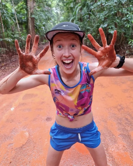 'Push the limits': Australian ultrarunner on pace to break daily marathon world record | Marathon 1 Australian ultrarunner Erchana Murray-Bartlett holds her muddy hands up to the camera and smiles while standing on a wet dirt road
