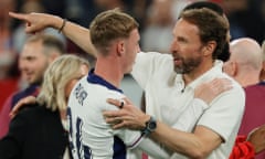 England head coach Gareth Southgate wears an Oura ring as he hugs Cole Palmer after the Euro 2024 semi-final between England and the Netherlands