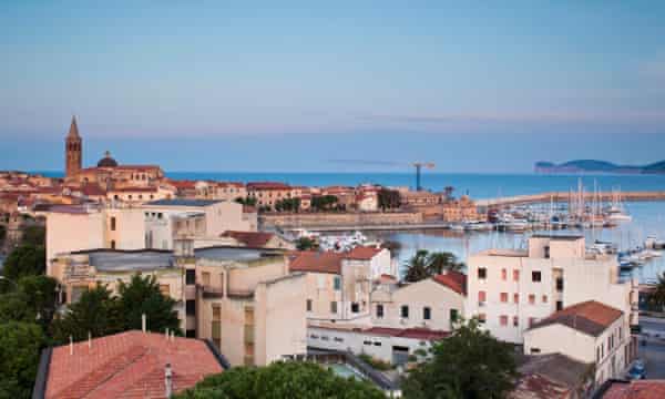 vista de Alghero ao anoitecer, Província de Sassari, Sardenha, Itália