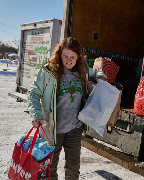 Люди протестуют против ICE /><p>В ответ на эти репрессии <strong>общественные сети</strong> активизировали <strong>патрулирование и документирование</strong> взаимодействия агентов, обеспечивая важнейшую форму ответственности и поддержки для тех, кто подвергается риску. Кроме того, <strong>протесты</strong> стали регулярной частью <strong>повседневного ритма</strong> в этих городах, поскольку жители стремятся выразить свое несогласие с жесткой иммиграционной политикой администрации.</p><p><strong>Изменения в распорядке дня</strong> выходят за рамки просто школьных пикапов и общественных патрулей. Многие <strong>иммигранты без документов</strong> и их семьи были вынуждены <strong>ограничивать свои передвижения</strong>, избегая общественных мест и <strong>укрываясь дома</strong>, чтобы свести к минимуму риск встречи с <strong>федеральными агентами</strong>. Это оказало значительное влияние на их <strong>социальное, экономическое и психологическое благополучие</strong>, поскольку они борются с постоянным страхом быть задержанными или разлученными со своими близкими.</p><img src=