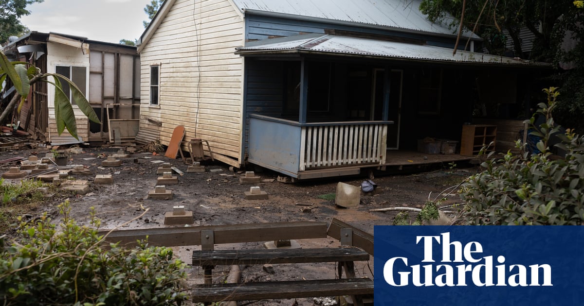 Flood-affected Lismore residents with nowhere to go return to homes deemed uninhabitable