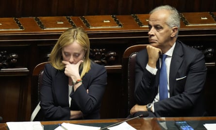 Le ministre italien de l'Intérieur Matteo Piantedosi, photographié avec le Premier ministre Giorgia Meloni, défendant la proposition du gouvernement de réprimer les raves, le 25 octobre 2022.