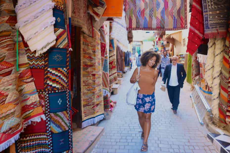 Georgina Lawton en un mercado de alfombras en Fez, Marruecos.