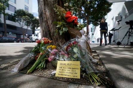 گل در مقابل ساختمانی که باب لی در خارج از آن در سانفرانسیسکو به طور مرگبار مورد ضربات چاقو قرار گرفت.
