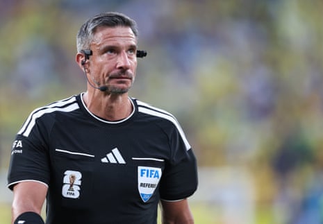 Referee Slavko Vinčić.