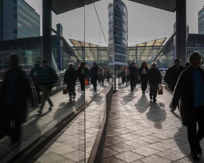UK employment market shows ‘rays of light’ for jobseekers with upturn in pay, study shows - business live
