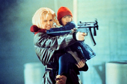 Geena Davis The Long Kiss Goodnight, pointing a gun as she carries a child on her hip