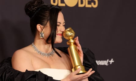 ليلي جلادستون مع جائزتها لأفضل ممثلة في الدراما.