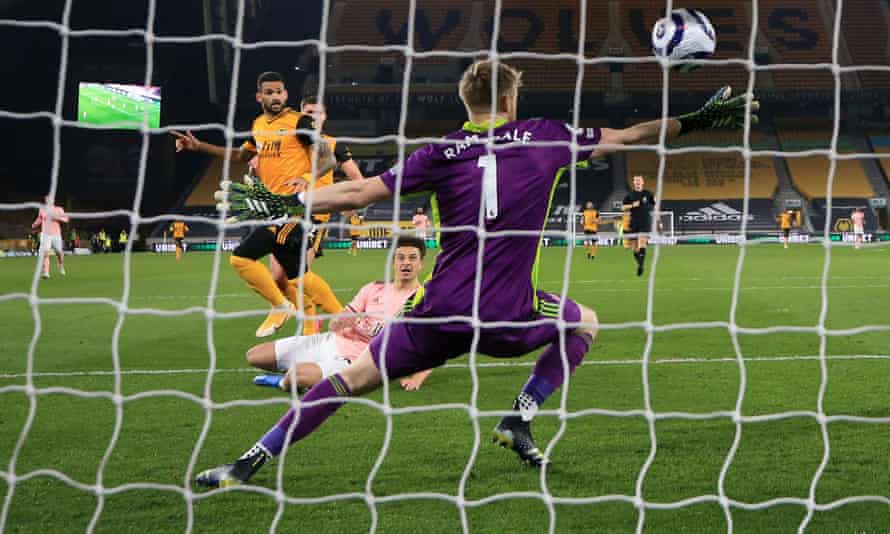 Willian Jose de Wolverhampton Wanderers passe le ballon devant le gardien de Sheffield United, Aaron Ramsdale, pour ouvrir le score.