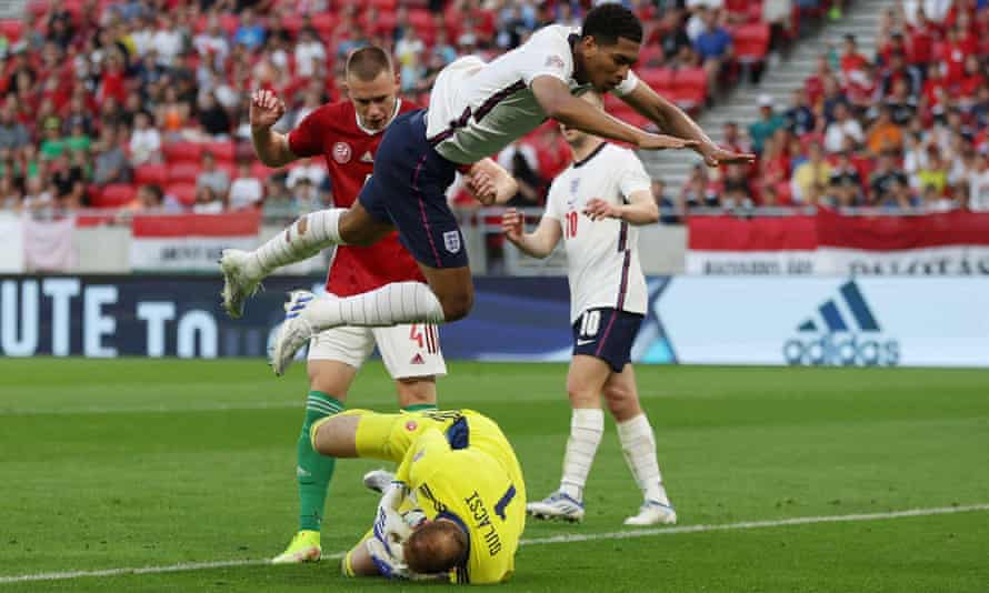 The Englishman Jew Bellingham flies against Hungary.