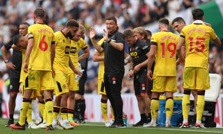 Paul Heckingbottom talks to his Sheffield United players during the match at Tottenham
