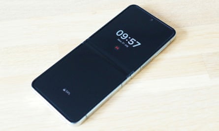 The visible crease in the screen of the Samsung Galaxy Z Flip 5.