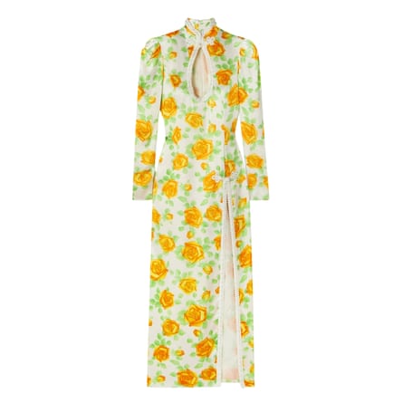 Gaun panjang dengan pengikat di kerah dan belahan hingga pinggang di satu sisi