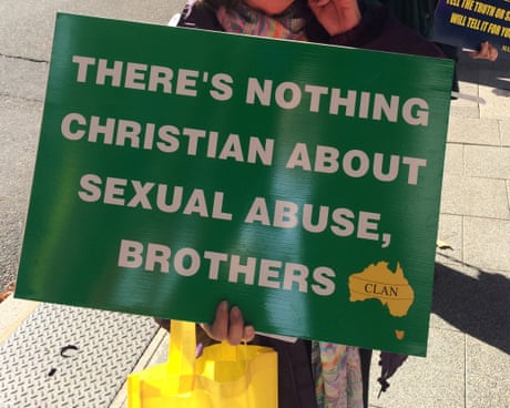 Una mujer sostiene una pancarta que condena el abuso sexual infantil frente a la Comisión Real sobre la Respuesta Institucional al Abuso Sexual Infantil en Perth, el martes 29 de abril de 2014.