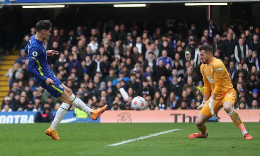 Havertz avoids red card before striking late to give Chelsea win over Newcastle | Premier League 2 Kai Havertz puts the ball past Newcastle’s Martin Dubravka to hand Chelsea a late win