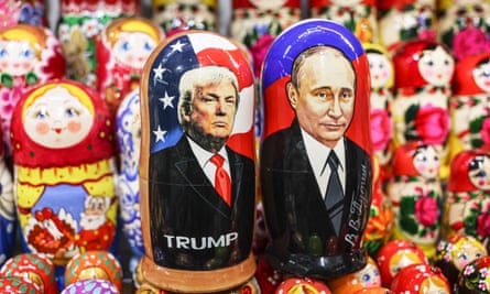 Dolls de madeira russos tradicionais representando Vladimir Putin Anddonald Trump exibido em uma loja de lembranças em Moscou