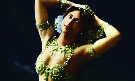 Mata Hari in exotic green costume jewellery in Fries Museum