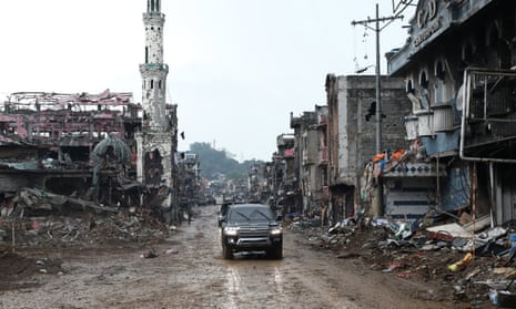 A convoy carrying Philippine president Rodrigo Duterte visits the conflict-torn Marawi City in October. 