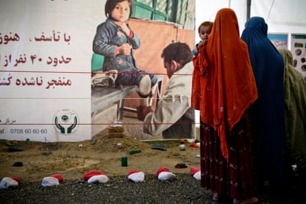 Afghan women and their children who have just returned from Pakistan are shown how to spot a landmine at a UNHCR reception centre on the outskirts of Kabul.