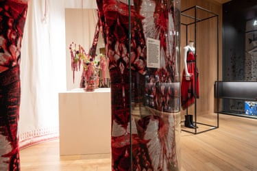 Process: Alexander McQueen fashion, and the art it inspired in pictures | Fashion | The Guardian Process: Alexander McQueen fashion, and the art it inspired in pictures | Fashion | The Guardian